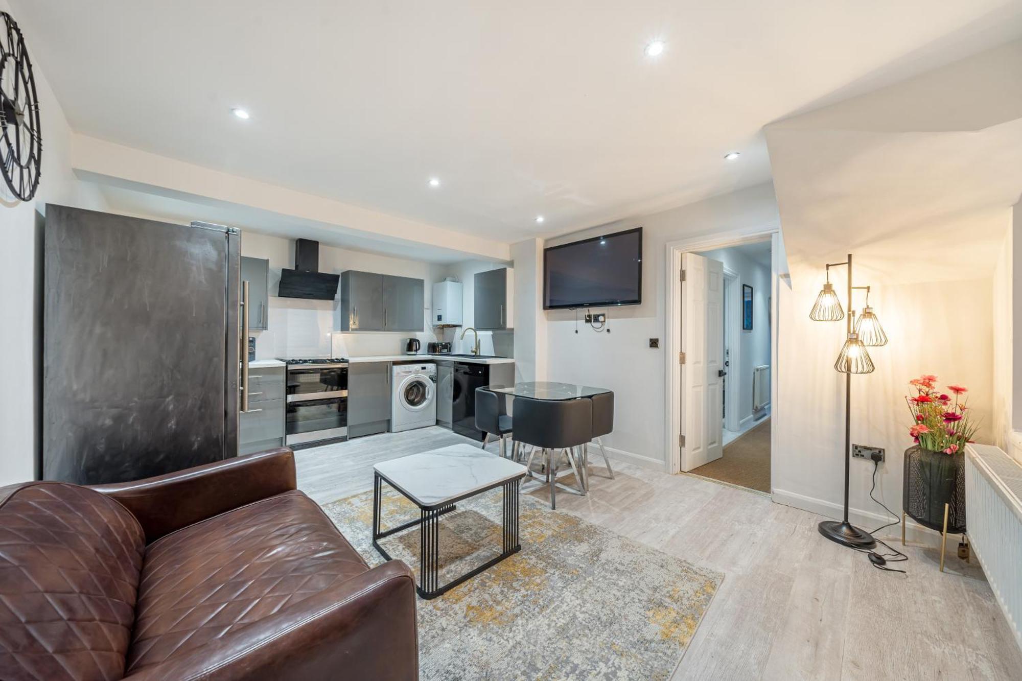 Two Bed Home In The Heart Of อีแกม ภายนอก รูปภาพ