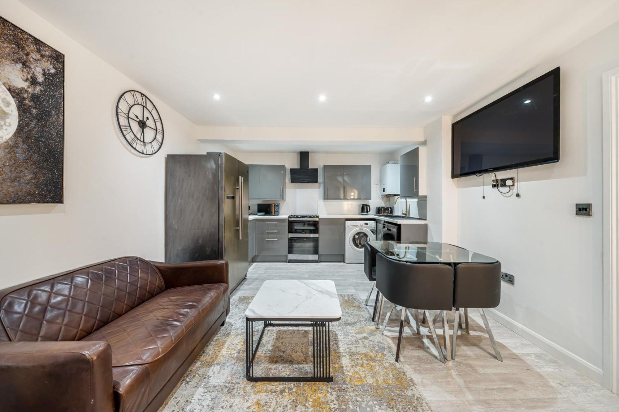 Two Bed Home In The Heart Of อีแกม ภายนอก รูปภาพ